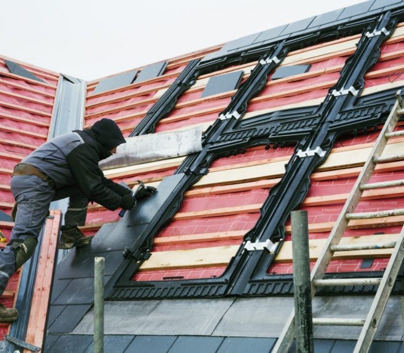 a-roofer-replacing-the-tiles-on-a-house-roof-1024x682-1.jpg